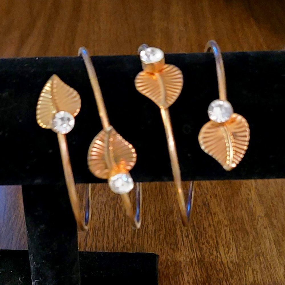 Arm Bracelet With Leaf Design